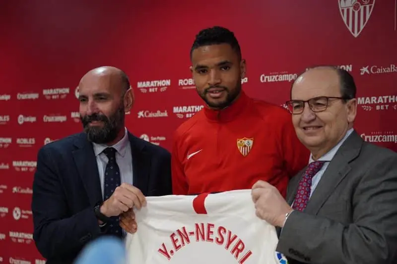 En-Nesyri, durante la presentación con el Sevilla, junto a Monchi y Castro | Imagen: Sevilla FC