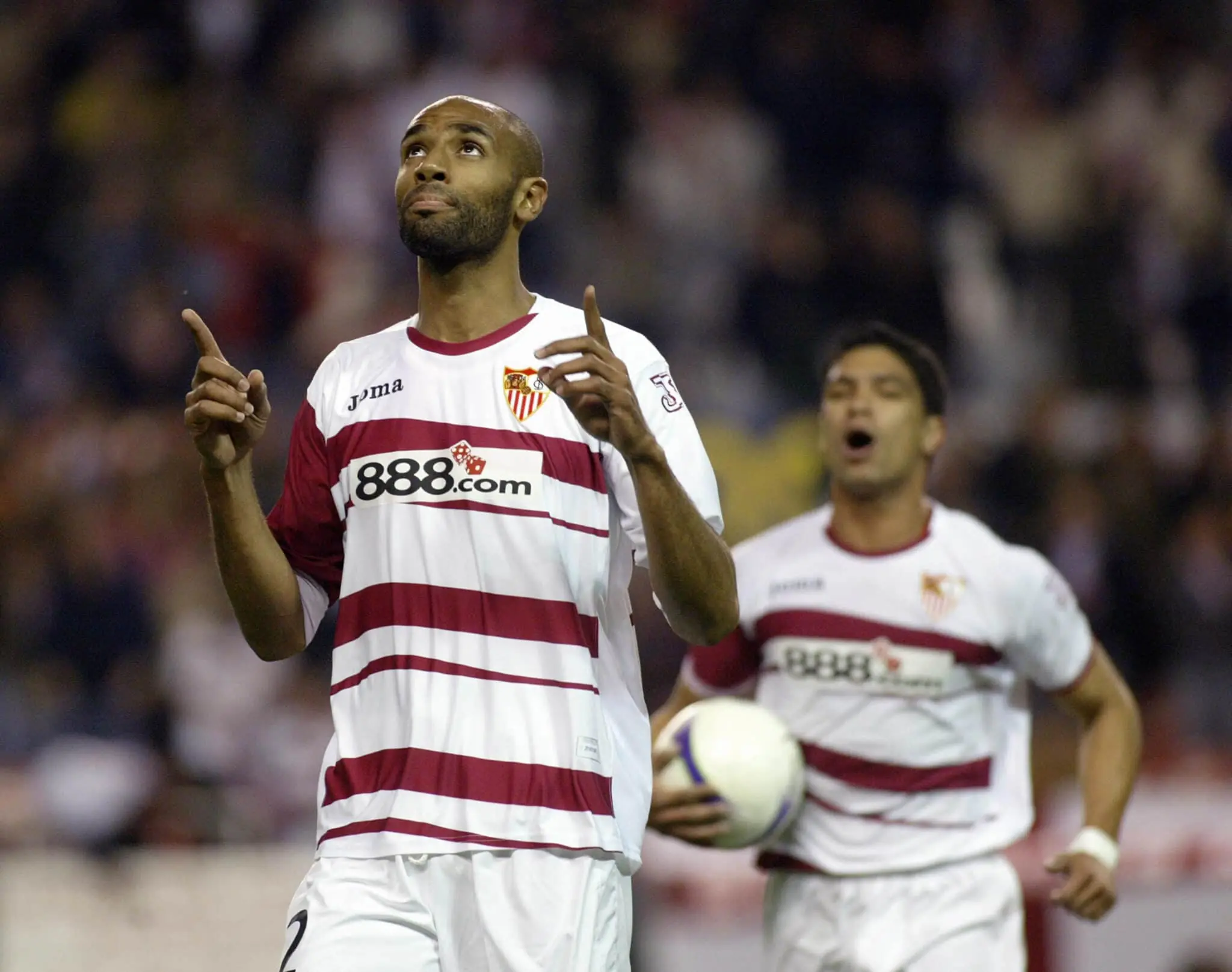Kanouté, celebrando un tanto con el Sevilla FC
