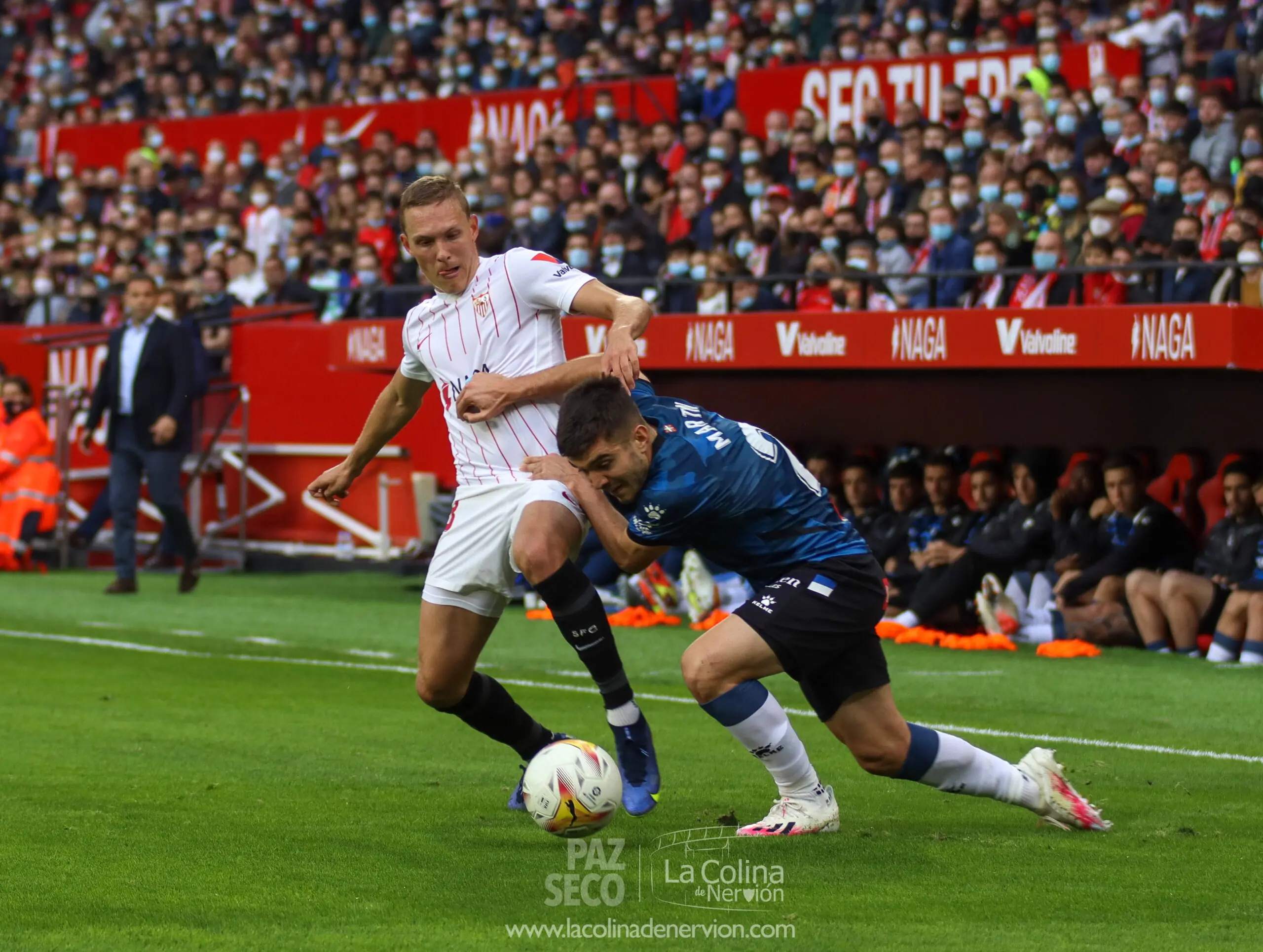 Augustinsson, disputando un balón