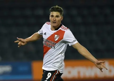 Monchi vigila al prometedor delantero Julián Álvarez