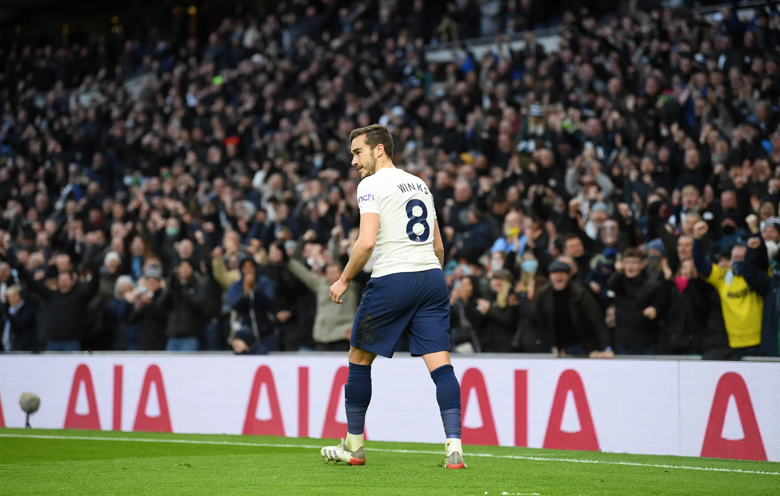 Harry Winks, objetivo del Sevilla FC en el próximo mercado de fichajes, en un partido con el Tottenham