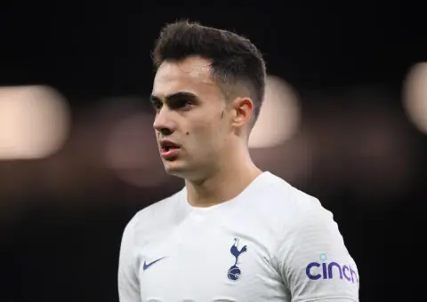 En Inglaterra ven al Sevilla favorito por Reguilón