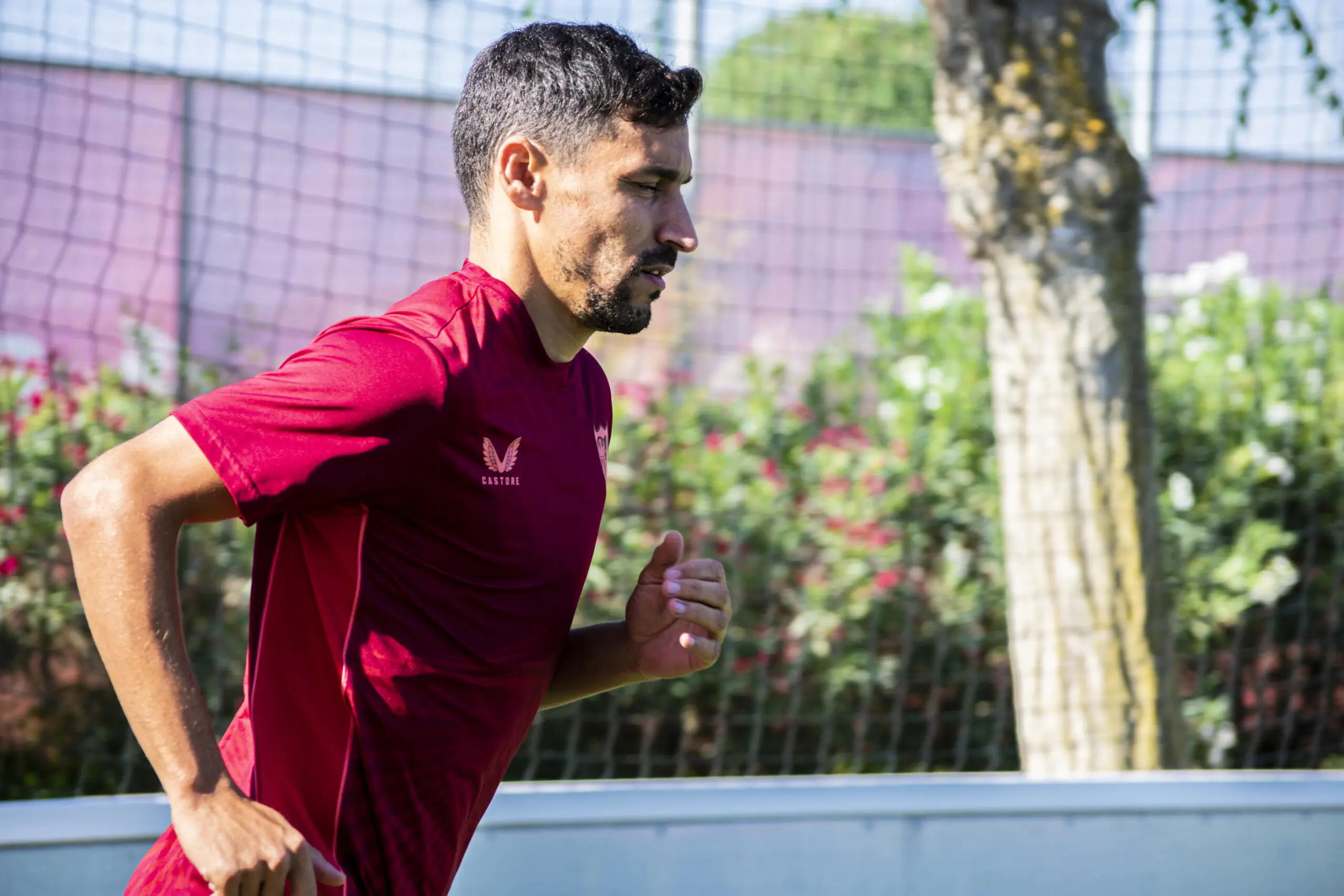 Jesús Navas, llegando al entreno en la ciudad deportiva. Imagen vía: La Colina De Nervión