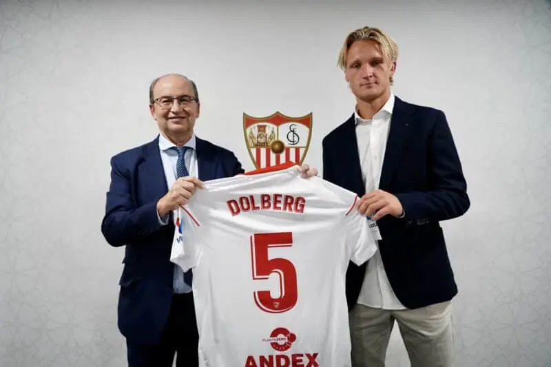 Kasper Dolberg, momentos después de la firma de su contrato con el Sevilla FC
