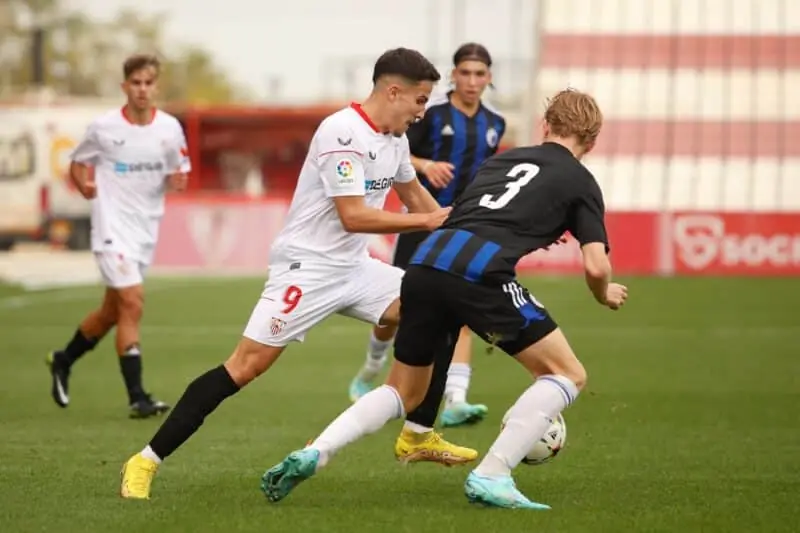 Alexandro disputando un balón en el duelo de la Youth League