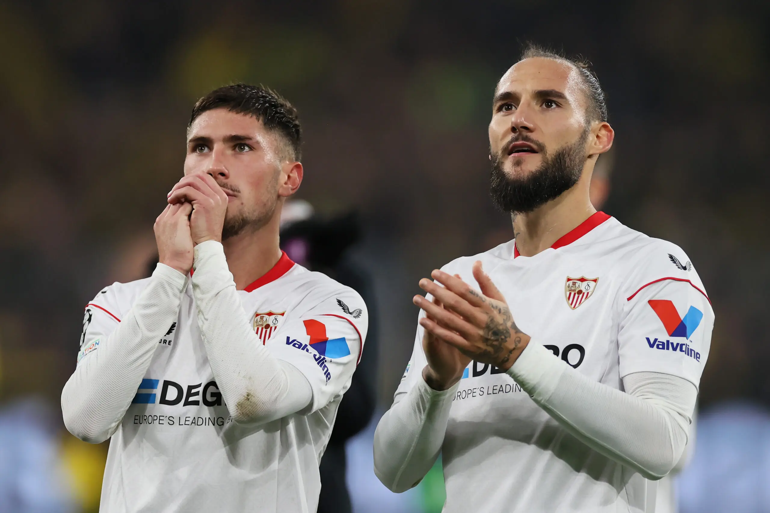 Los jugadores del Sevilla FC, dirigidos por Jorge Sampaoli, tras disputar un partido de Champions League ante el Borussia Dortmund