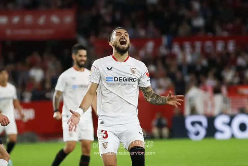 Telles, en un partido del Sevilla FC ante la Real Sociedad con malas noticias