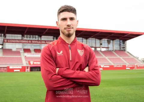 Carmona, cedido al Elche CF con opción de compra