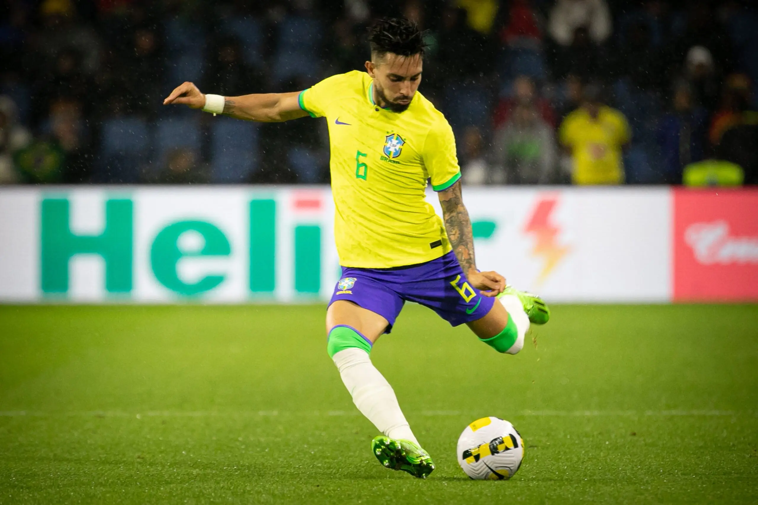 Alex Telles en un partido con la Selección Brasileña | Photo by LOU BENOIST/AFP via Getty Images)