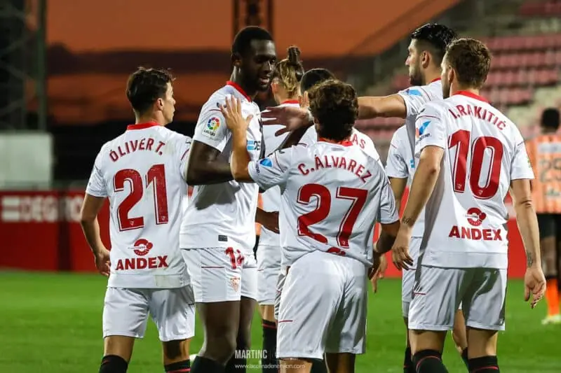 Los jugadores del Sevilla FC celebrando un gol anotado, entre ellos canteranos como Carlos Álvarez
