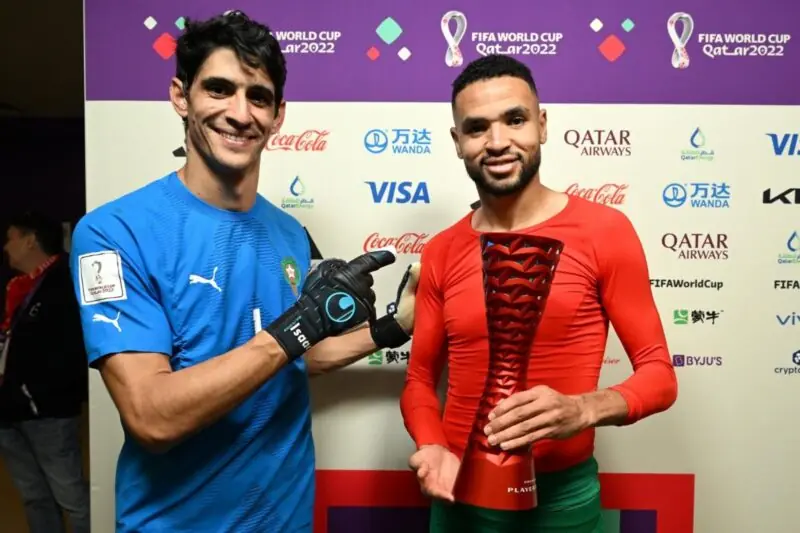 Bono y En-Nesyri compartiendo el MVP del último partido | Imagen: Sevilla FC