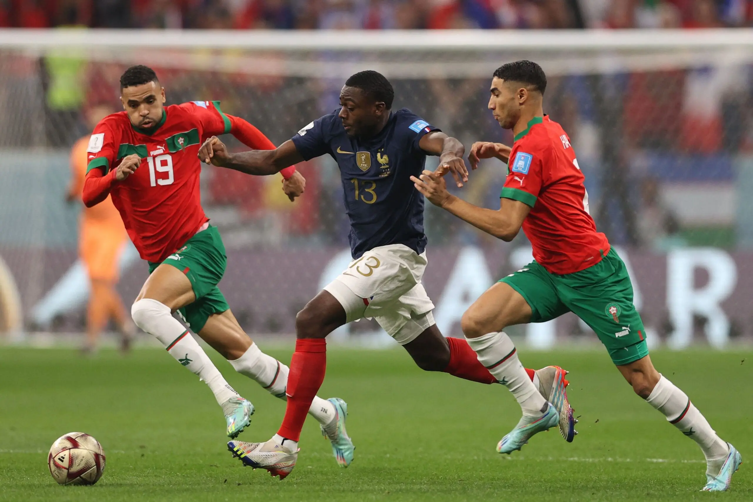 Youseff En-Nesyri disputando un balón | Photo by ADRIAN DENNIS/AFP via Getty Images