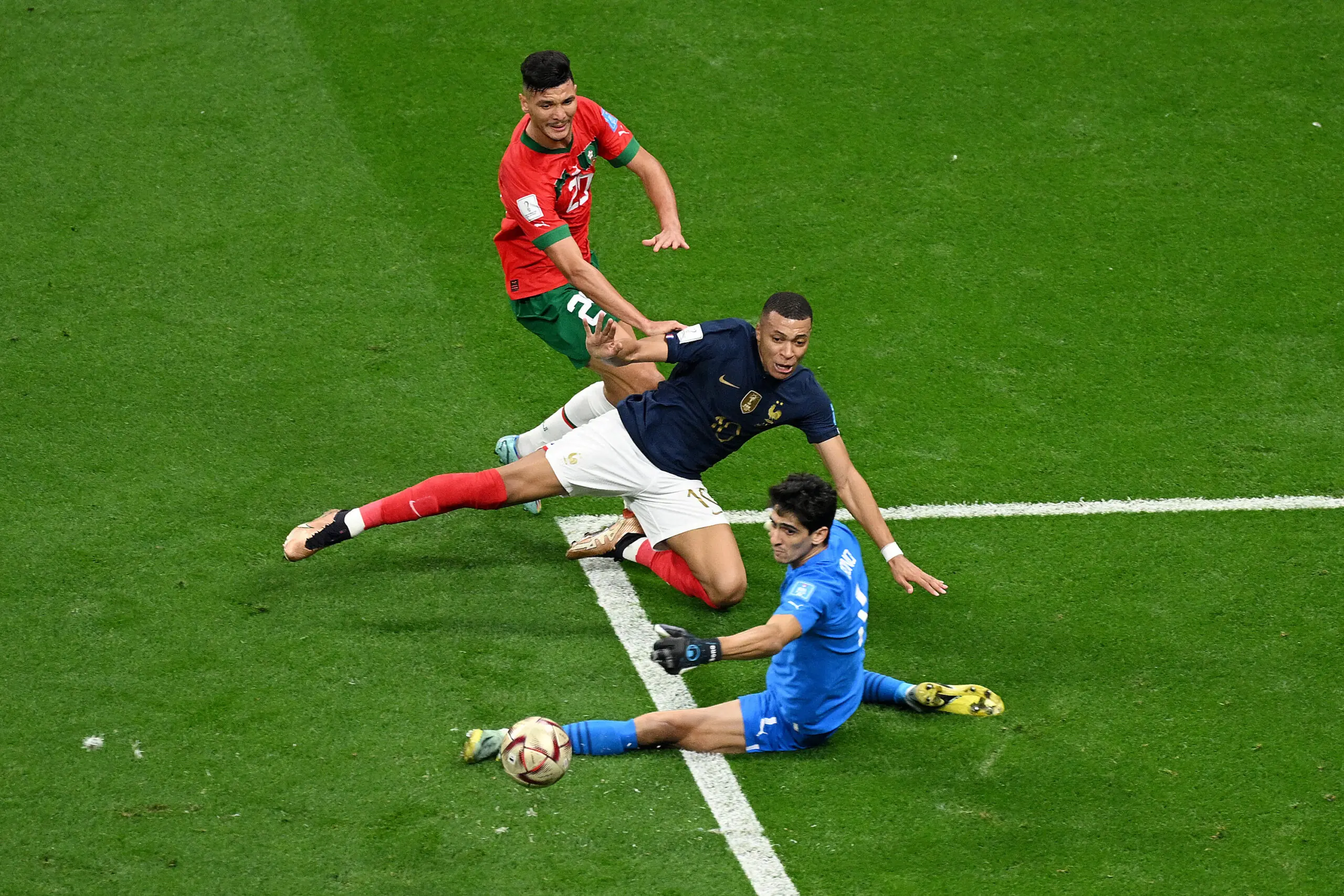 Yassine Bounou después de una parada a Kylian Mbappé | Photo by Matthias Hangst/Getty Images