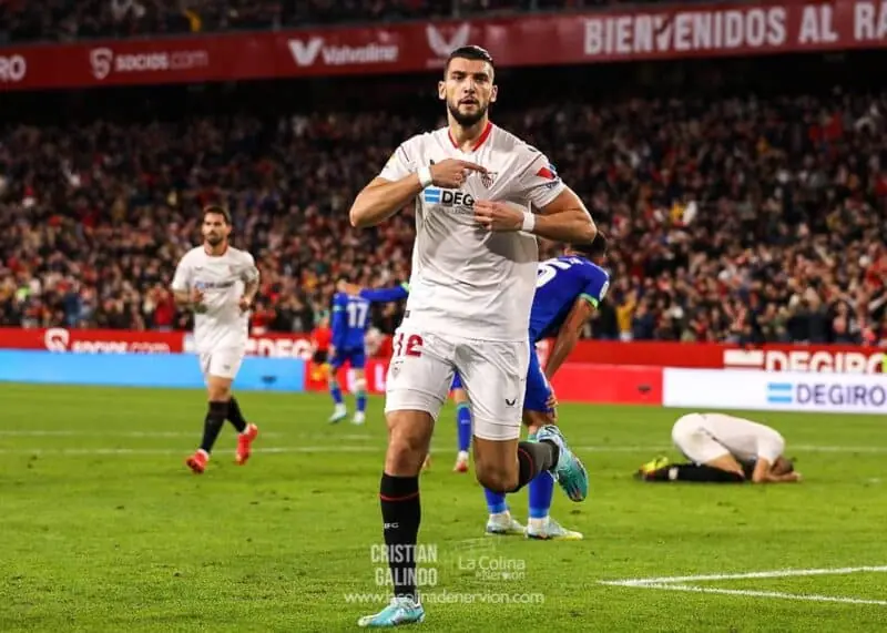 Rafa Mir celebrando el tanto anotado por un Sevilla FC, falto de fichajes, frente al Getafe CF. Monchi puede confiar en estos delanteros pero debe incoorporar alguno más.