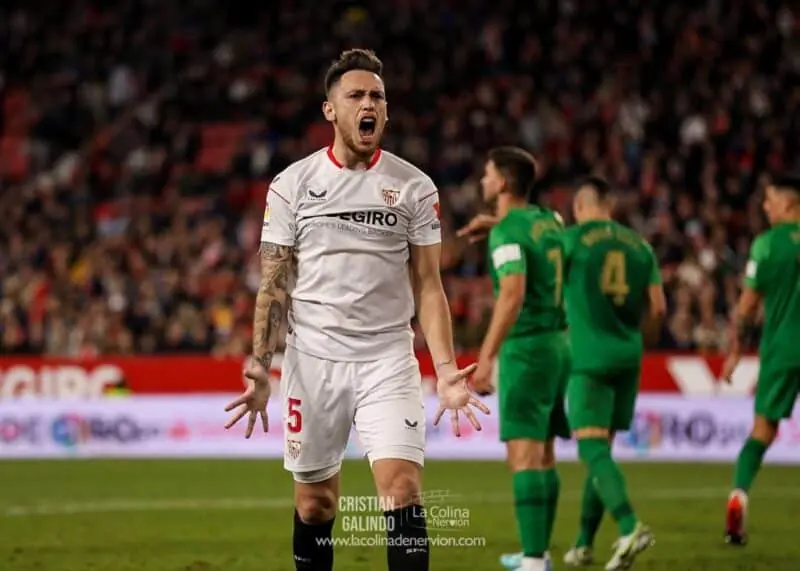 Lucas Ocampos en el último duelo ante el Elche CF, que dejó las mejores noticias posibles para el Sevilla FC | Imagen: Cristian Galindo & La Colina de Nervión