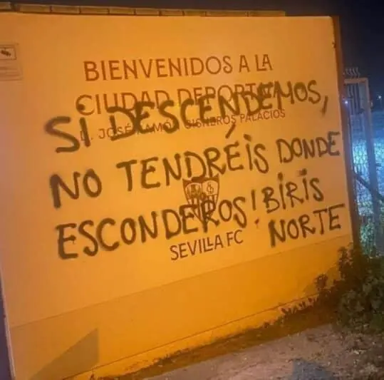 Pintadas en la ciudad deportiva contra directiva y plantilla_1