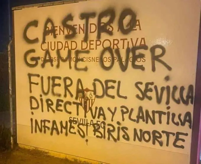 Pintadas en la ciudad deportiva contra directiva y plantilla_2