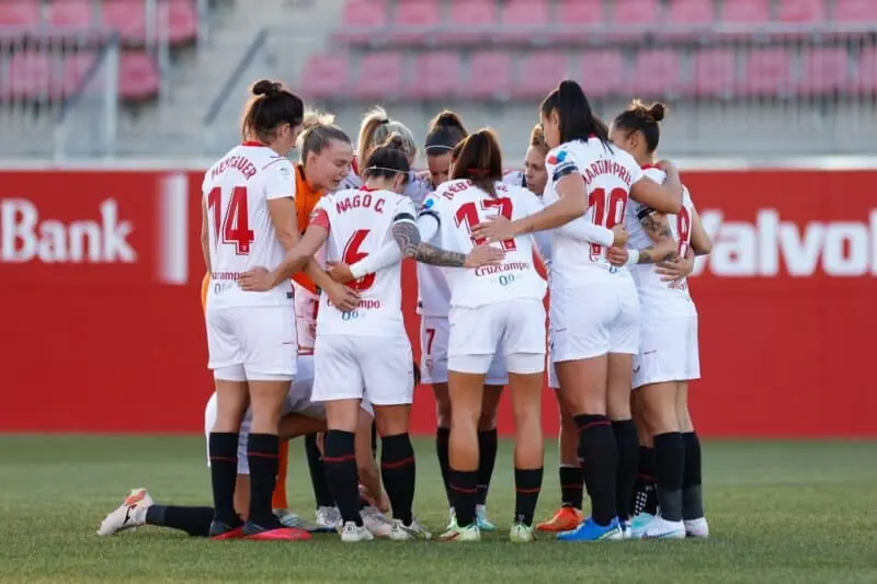 El Sevilla FC Femenino antes de comenzar el encuentro de Liga F. Real Betis Femenino