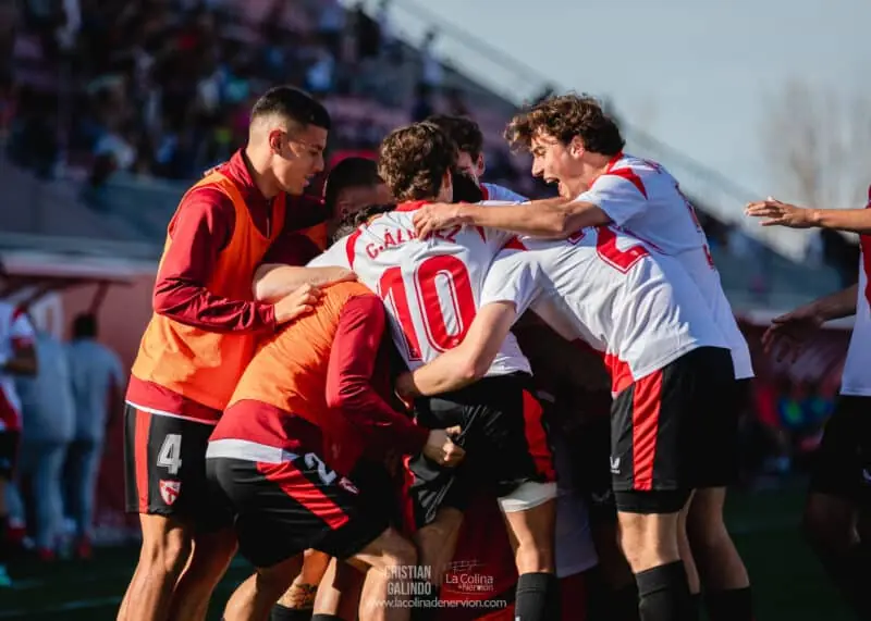 Los futbolistas del Sevilla Atlético celebran el gol en la tercera victoria consecutiva del filial del Sevilla FC, con grandes noticias de cara a la salvación.