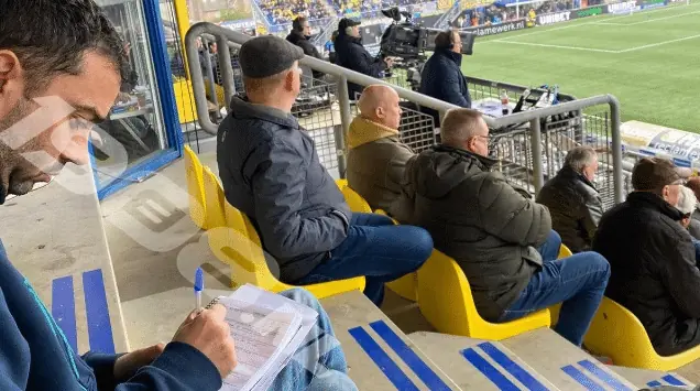 Un ojeador del Sevilla FC 'cazado' observando al Feyenoord | Photo by: 1908 NL
