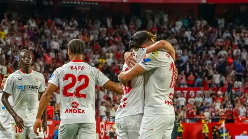 Los futbolistas del Sevilla FC celebrando las noticias de gol ante el Villarreal.