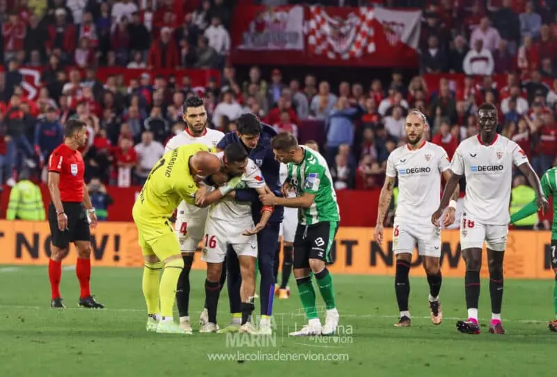 Feas noticias en el derbi sevillano entre Sevilla FC y Real Betis Jesús Navas