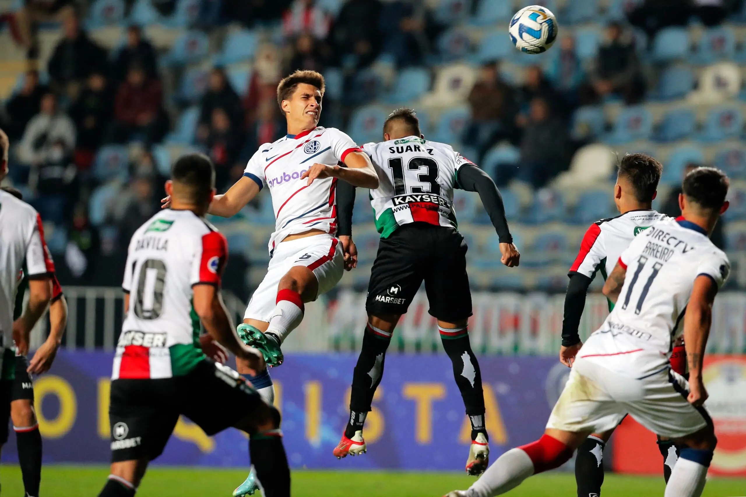 Federico Gattoni, en un duelo aéreo durante un partido con San Lorenzo. | Imagen: JAVIER TORRES/AFP via Getty Images