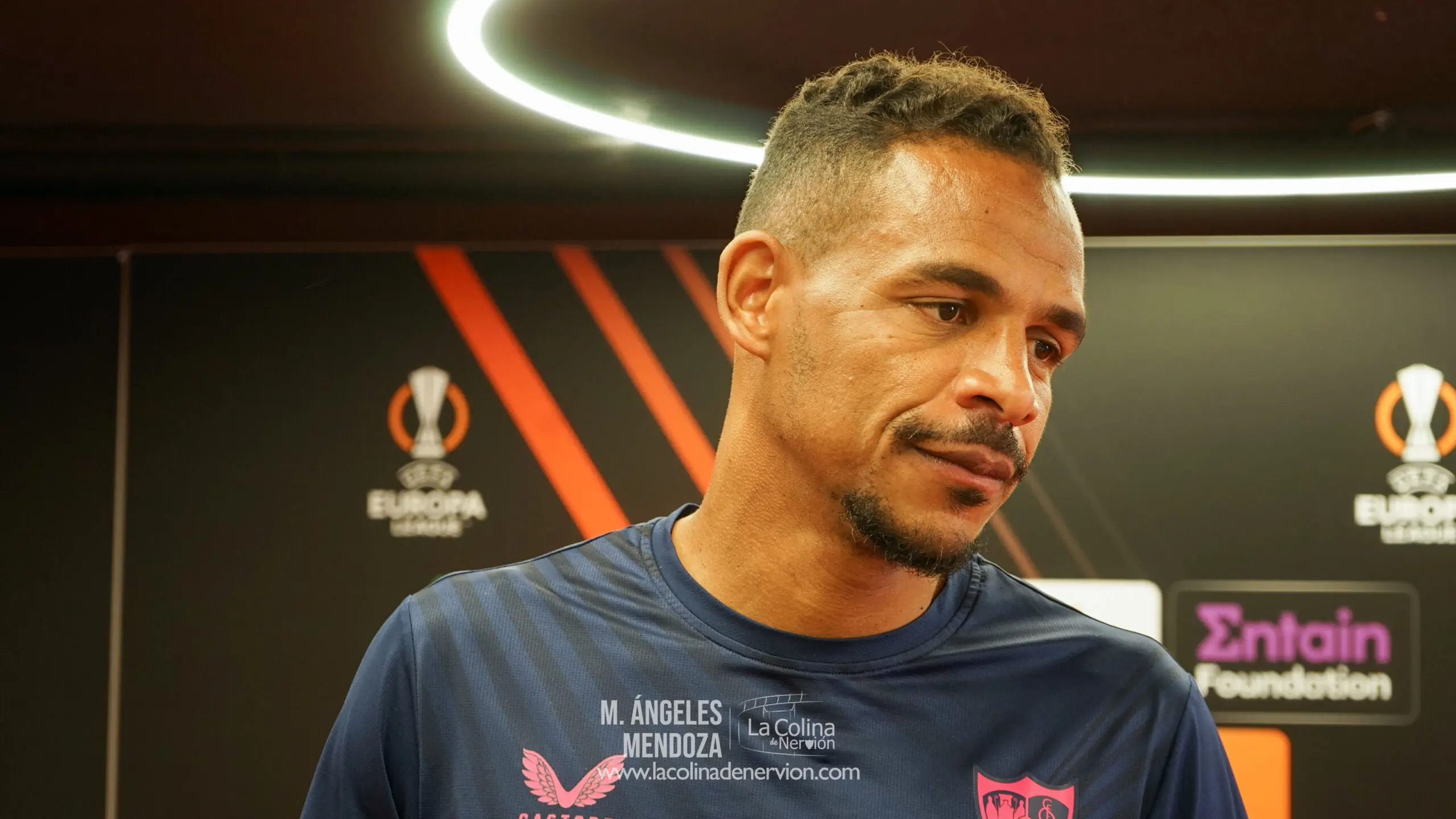 Fernando Reges atendiendo a los medios