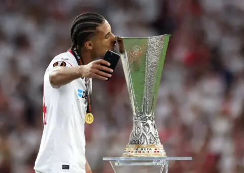 Loïc Badé, sevillista hasta 2027