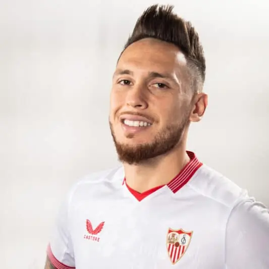 Lucas Ocampos luce la primera camiseta del Sevilla FC | Imagen: Sevilla FC
