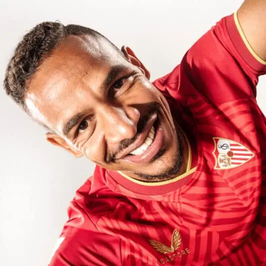 Fernando Reges luce la segunda camiseta del Sevilla FC | Imagen: Sevilla FC
