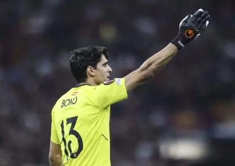 Hugo Lloris antes que Bono
