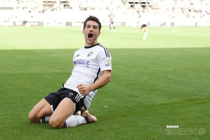 Curro Sánchez, canterano del Sevilla FC y pichichi de la Liga Hypermotion, llegó el pasado mercado de fichajes al Burgos CF | Imagen: Burgos CF