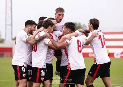El Sevilla Atlético gana en Vélez y acaricia el ascenso