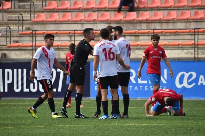 Los jugadores del Sevilla Atlético, protestando un lance del encuentro,