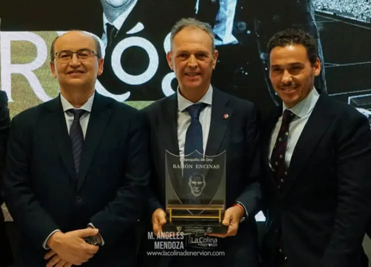 Caparrós recibiendo el II Banquillo de Oro junto a los presidentes del Sevilla FC Del Nido Carrasco y Pepe Castro