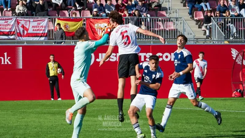 Hormigo en la pugna del balón en el partido del Sevilla Atlético frente al Marbella FC