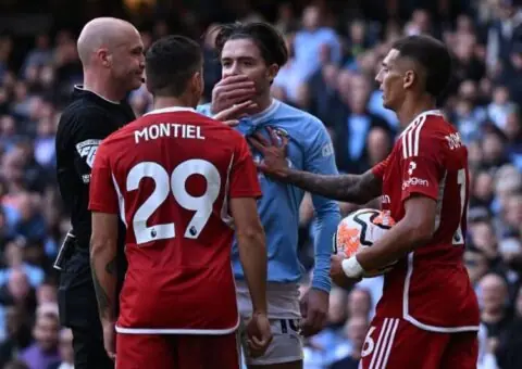 Montiel pone en problemas al Sevilla FC