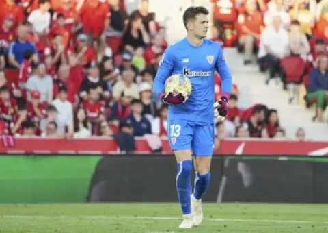 El Sevilla pregunta por Julen Agirrezabala