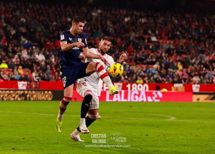Gudelj, en el duelo del Sevilla FC frente al Athletic Club