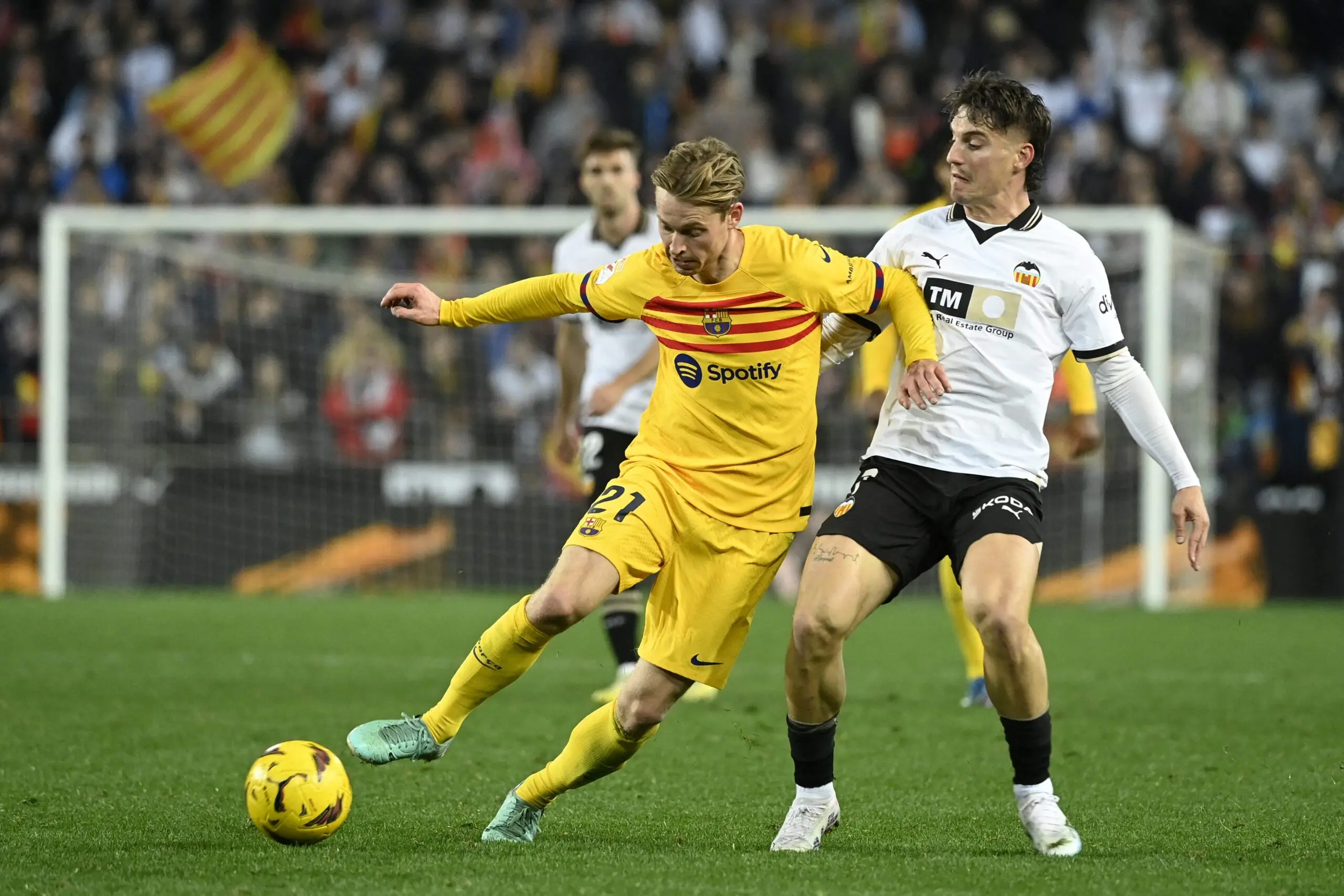 Frenkie De Jong en la pugna de un balón en el partido de liga entre Valencia CF y FC Barcelona