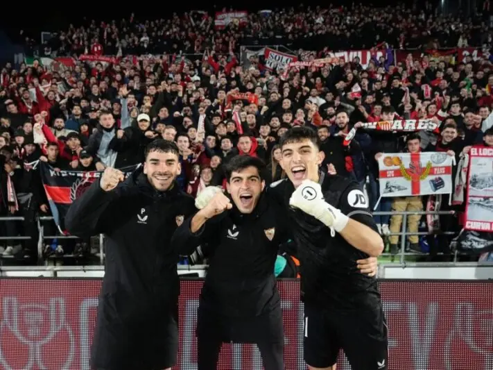 Jugadores de la cantera del Sevilla FC celebran la victoria junto a la afición sevillista | Imagen: @albertofl_1