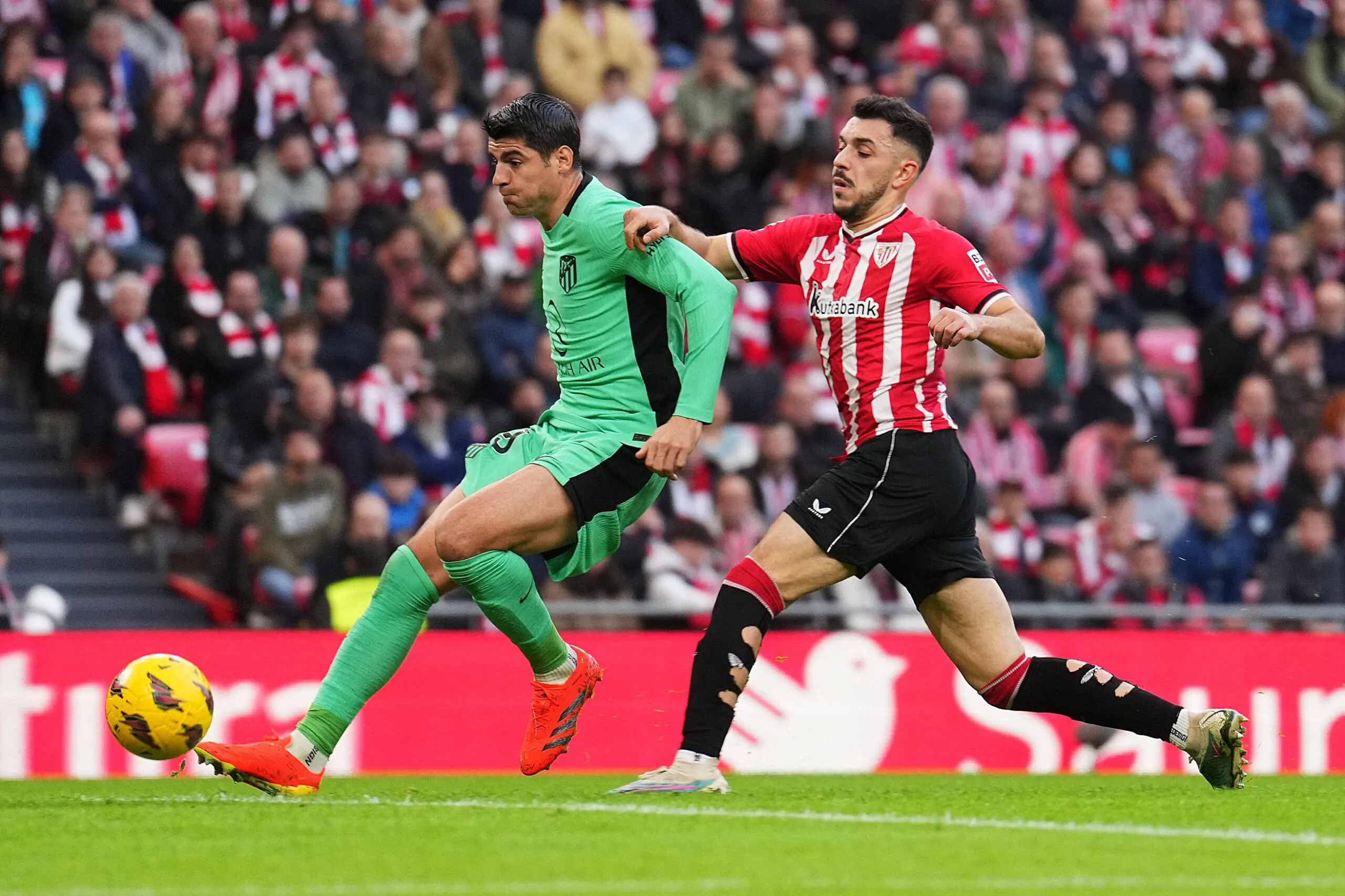 Aitor Paredes, en una pugna con Álvaro Morata