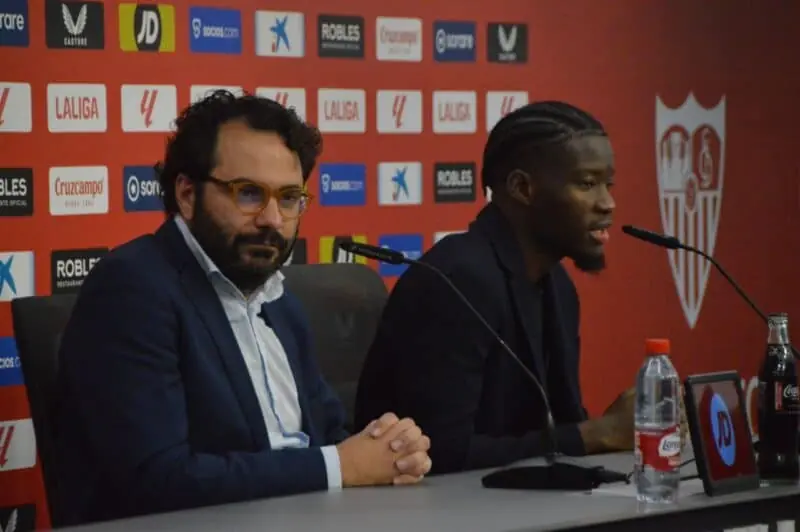 Víctor Orta y Lucien Agoumé en la presentación del francés | Sevilla FC Fichajes