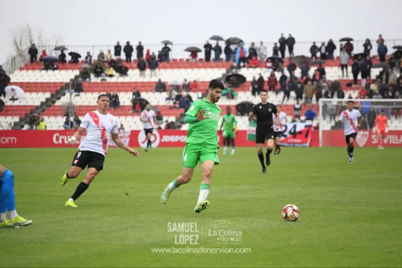 Mateo Mejía, en el derbi chico del Sevilla Atlético frente al Betis Deportivo