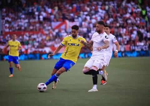 EL Cádiz CF pone precio a Chris Ramos