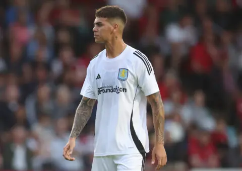 Valencia y Aston Villa, cerca de cerrar un fichaje