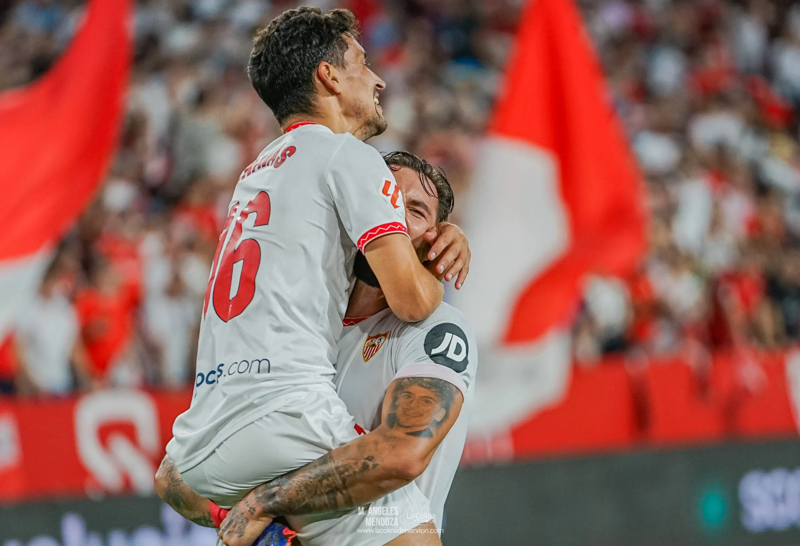 Jesús Navas levantado por Gudelj celebrando la victoria del Sevilla FC snte el Real Betis