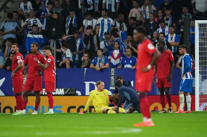 Orjan Nyland siendo atendido tras su lesión ante el Espanyol