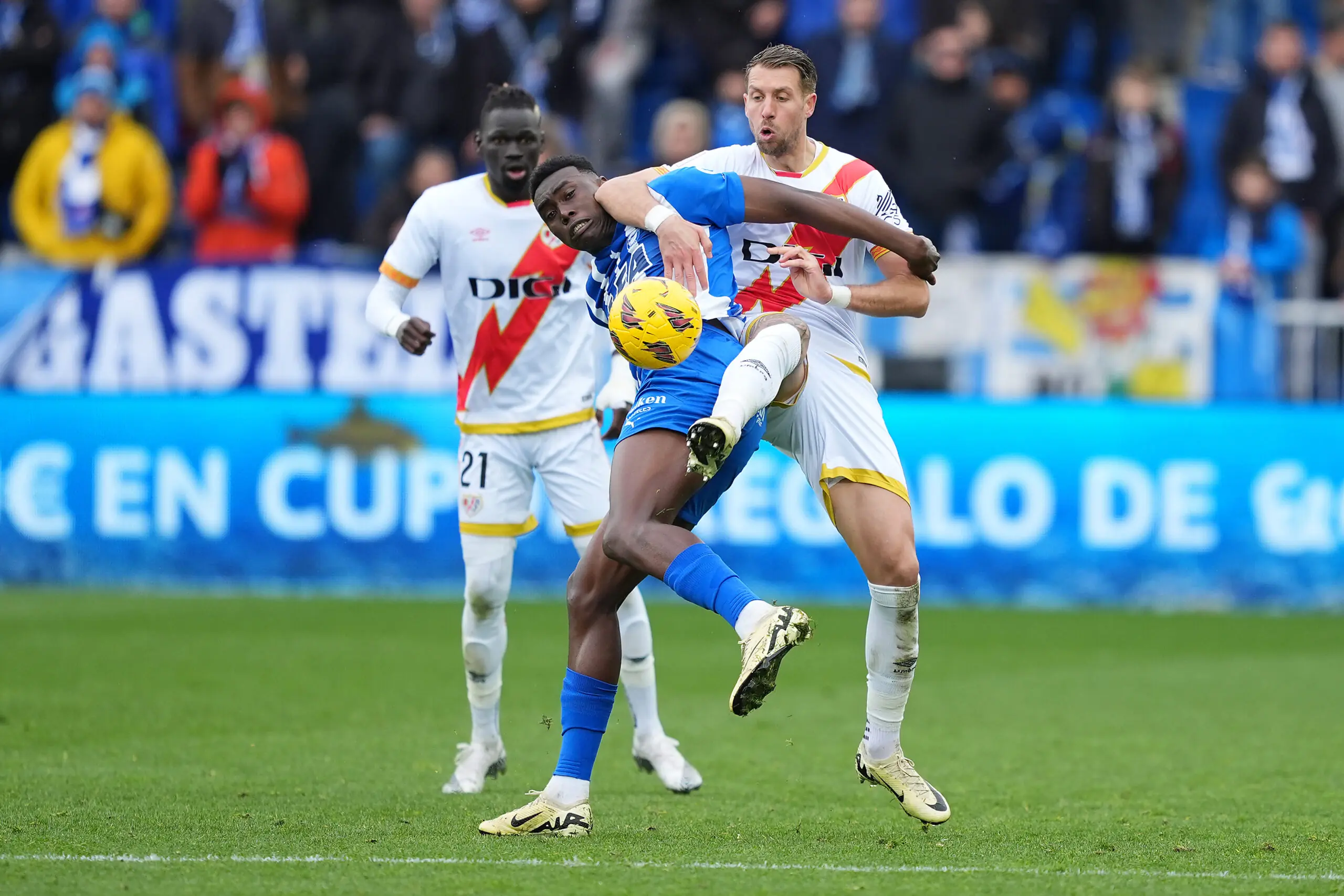 Samu Omorodion en un encuentro contra el Rayo Vallecano